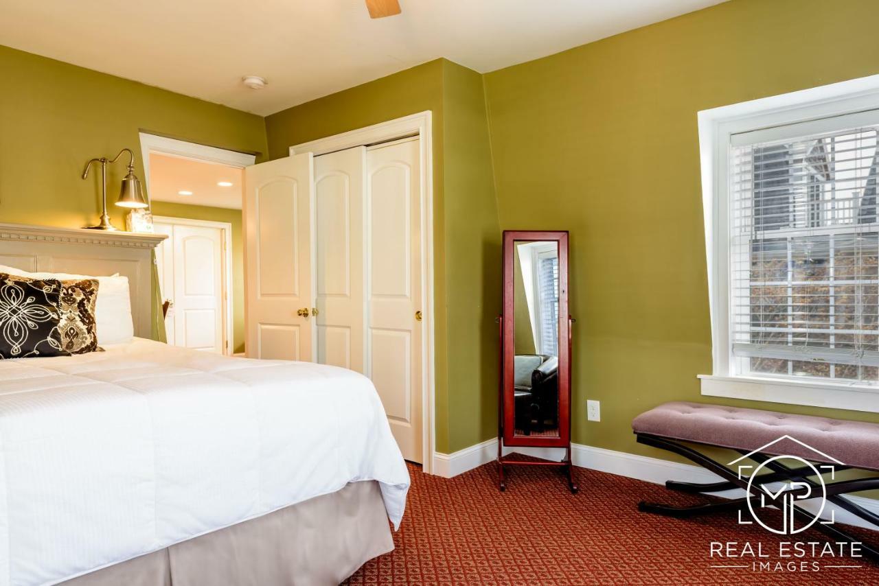 Room 10 - Eve Suite - 1 Bedroom Suite: 1 King Bed and 1 Queen Pull Out Couch,831608486:JPEG